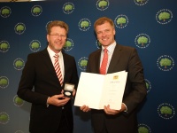 Verleihung der Umweltmedaille durch Dr. Marcel Huber an die Gemeinde Oberhaching