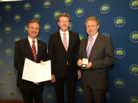 Verleihung der Umweltmedaille an den Markt Langquaid (v.l.n.r.): 1. Bürgermeister Herbert Blaschek, Staatsminister Dr. Marcel Huber, Umweltreferent Peter-Michael Schmalz