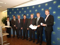 Verleihung der Umweltmedaille durch Staatsminister Dr. Marcel Huber an die Gemeinde Ascha