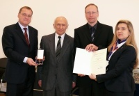 Oberbürgermeister Andreas Starke (l.) der Vater von Frau Sturm-Heidler, Lothar Sturm (2.v.l.), der Ehemann Dietmar Heidler (2.v.r.), Staatssekretärin Melanie Huml