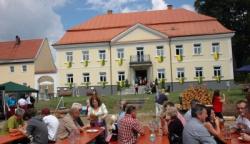 Prächtig herausgeputzt in den Farben gelb-grün des Lindberger Gemeindewappens präsentierte sich Schloss Ludwigsthal bei der Eröffnungsfeier am Wochenende.