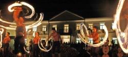 Eine beeindruckende Feuershow zeigten die „Youngstars-Grafenau“ vor der Schlosskulisse.