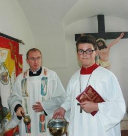 Den Segen Gottes für das alte Kreuz, das ganze Schloss und für alle, die es je betreten werden, erbat Kaplan Matthias Grillhösl (li.).