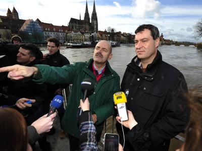 Umweltminister Söder (hier mit OB Hans Schaidinger) besuchte die vom Hochwasser betroffene Stadt Regensburg