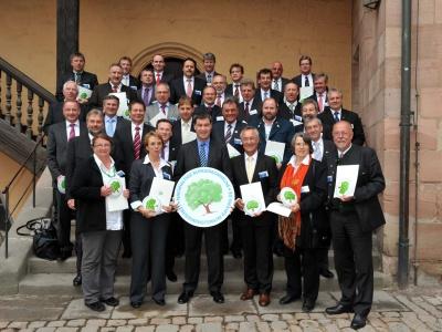Umweltminister Söder bei der Verleihung des Gütesiegels an 34 bayerische Kommunen. Sie werden für ihr außerordentliches Engagement um eine nachhaltige Kommunalentwicklung honoriert. Das Gütesiegel soll die Vorreiterrolle der Kommunen anerkennen und sichtbar machen.