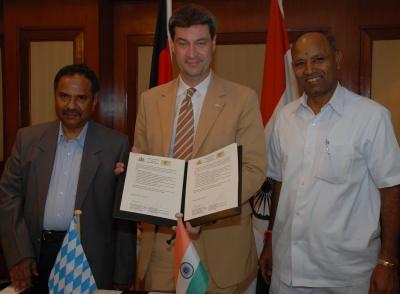 Söder schließt ein Nationalparkabkommen mit Forstminister C H Vijayshankar (rechts) und Umweltstaatssekretär Kaushik Mukherjee IAS (links) und baut die Umweltkooperation mit dem südindischen Bundesstaat aus.