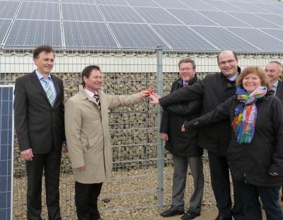 Umweltminister Dr. Huber hat in Neumarkt eine neue Photovoltaikanlage an der Bahnstrecke Nürnberg-Regensburg eingeweiht. Die Anlage ist über 8.000 m² groß und versorgt mit einer installierten Leistung von 1,2 MW über 300 Haushalte mit Strom. Gleichzeitig bietet sie für die Anwohnern aktiven Lärmschutz. In der Größe und mit direktem Anschluss an die Bahngleise ist die Anlage in Europa einzigartig.
