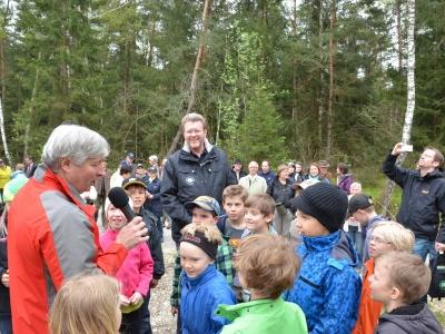 Die 3. Klasse der Grundschule Großholzhausen und der Bayerische Umweltminister sind unterwegs in den Rosenheimer Stammbeckenmooren - mit 43 km² eines der größten und bedeutendsten voralpinen Moorkomplexe. Die Hochmoore gehören zum landesweiten Biotopverbund "BayernNetz Natur" und dem europäischen Schutzgebietssystem "Natura 2000".