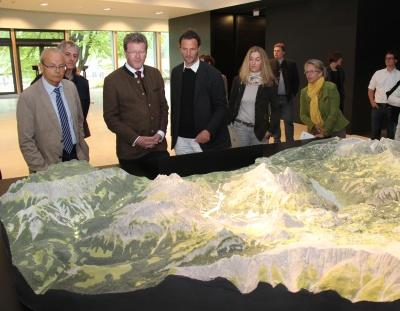 Jetzt geht‘s endlich los. Heute gab Umweltminister Dr. Marcel Huber den Startschuss für den Probebetrieb im "Haus der Berge". Naturfreunde können nun den Nationalpark Berchtesgaden auf faszinierende und interaktive Art erleben. Offizielle Eröffnung des Informations- und Bildungszentrums mit Ministerpräsident Horst Seehofer ist am 24. Mai.