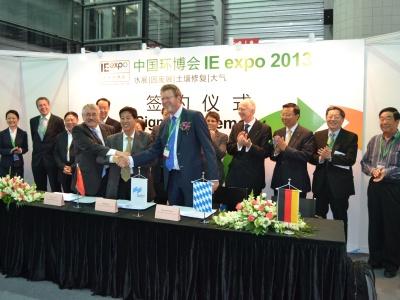 Der Bayerische Umweltminister Dr. Marcel Huber hat eine der größten Umwelttechnikmessen Asiens, die IE Expo, unter Beteiligung der Messe München eröffnet. Unter den über 800 Ausstellern aus 29 Ländern befinden sich auch bayerische Firmen. Ziel ist es, vor Ort die Zusammenarbeit mit den chinesischen Umweltbehörden weiter zu vertiefen.