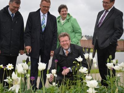Am 29. Mai startet die Gartenschau Tirschenreuth. Umweltminister Dr. Marcel Huber (Mitte) informierte mit Franz Häring, Geschäftsführer der Gartenschau, Franz Stahl, 1. Bürgermeister, Eva Linder, Geschäftsführerin der Gartenschau, und Günther Franz, 3. Bürgermeister (v.l.), über die Besonderheiten von "Natur in Tirschenreuth".