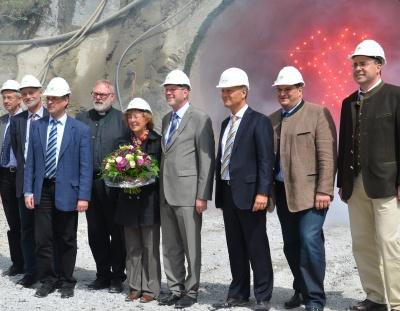 Der Sylvensteinspeicher ist ein Generationenwerk der Wasserwirtschaft: Er schützt die Bewohner des Isartals vom Isarwinkel bis nach Plattling seit über 50 Jahren vor Hoch- und Niedrigwasser. Der Bayerische Umweltminister Dr. Marcel Huber startete nun offiziell die Bauarbeiten für den Sickerwasserstollen. Insgesamt werden für die Ertüchtigung des Sylvensteinspeichers 25 Millionen Euro ausgewendet.