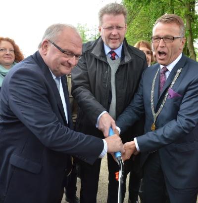 Natur pur in Tirschenreuth: Der Bayerische Umweltminister Dr. Marcel Huber (Mitte) hat gemeinsam mit Bürgermeister Franz Stahl (r.) und Roland Albert, Vorsitzender der Gesellschaft zur Förderung der bayerischen Landesgartenschauen, die Gartenschau in Tirschenreuth eröffnet.
