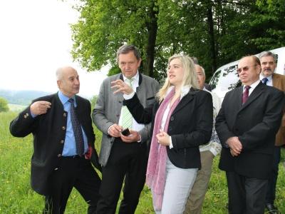 Die Bayerische Umweltstaatssekretärin Melanie Huml hat den Bundespreises UN-Dekade Biologische Vielfalt an den Landkreis Bayreuth übergeben. "Der Landkreis Bayreuth erhält die Auszeichnung zu Recht. Durch den besonderen Einsatz vor Ort werden die artenreichen Wiesen als wertvoller Naturraum unserer Heimat bewahrt", so Huml.