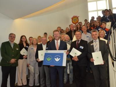 er "Grüne Engel" und der "Weiße Engel" würdigen die besonderen, ehrenamtlichen Verdienste im Umwelt- und Gesundheitsbereich. Ziel der Auszeichnung ist es, die Wertschätzung für das Ehrenamt zum Ausdruck zu bringen und damit gleichzeitig für das ehrenamtliche Engagement zu werben.
