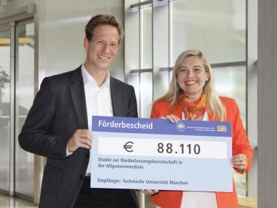 Melanie Huml übergibt der TU München einen Förderbescheid über 88.000 Euro mit dem Forschungsauftrag, Motivation und Hemmnisse für den Hausarztberuf zu belegen.
So können konkrete Maßnahmen für die Zukunft abgeleitet werden. (Foto:Michael Stobrawe; v.l.: Prof. Antonius Schneider, St Melanie Huml)