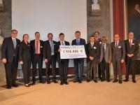 Der Bayerische Umweltminister Dr. Marcel Huber hat heute den Startschuss für den neunen Nano-Projektverbund in Bayern gegeben. Im Rahmen des Projektverbunds werden 10 Einzelforschungsprojekte an 10 bayerischen Universitäten mit insgesamt etwa 3 Millionen Euro vom Freistaat gefördert. Es handelt sich dabei vor allem um Projekte aus den Bereichen Ressourcen- und Klima-schutz sowie Energiesparen.