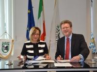 Der Freistaat ist heute als 62. Mitglied einem europäischen Netzwerk gentechnikanbaufreier Regionen beigetreten. Umweltminister Dr. Marcel Huber unterzeichnete in Brüssel die Beitrittsurkunde gemeinsam mit der Präsidentin des Netzwerks, Maura Malaspina, Umweltministerin der italienischen Region Marken. Der Beitritt ist ein klares Bekenntnis zur Gentechnikanbaufreiheit Bayerns.