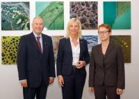 Die Bayerische Verbraucherschutzministerin Ulrike Scharf hat heute die neue Verbraucherkommission Bayern vorgestellt. Sie besteht aus 14 ehrenamtlichen Mitgliedern aus Wirtschaft, Wissenschaft und Verbraucherverbänden. Foto: Prof. Gottwald (links, Vorsitzender der Kommission) Prof. Jaquemoth (rechts, stellv. Vorsitzende der Kommission)