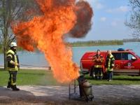Jährlich passieren in Deutschland bis zu 4.000 Grillunfälle. Viele ließen sich durch Sicherheitsmaßnahmen vermeiden. Wie leicht zum Beispiel Stichflammen und Brände entstehen können, demonstrierte die Bayerische Verbraucherschutzministerin Ulrike Scharf heute gemeinsam mit der Freiwilligen Feuerwehr Erding am Kronthaler Weiher, Erding.