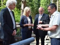 Der jüngste Vulkanausbruch Bayerns hat sich laut aktuellen Untersuchungen vor rund 200.000 Jahren im Landkreis Tirschenreuth ereignet. Die Bayerische Umweltministerin Ulrike Scharf (2.v. li.) hob heute gemeinsam mit Landrat Wolfgang Lippert (li.) und Bürgermeister Klaus Meyer (2.v.re.) die letzten Proben aus dem 100 Meter tiefen Bohrloch.
