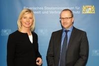 Die Bayerische Verbraucherschutzministerin Ulrike Scharf begrüßt die neue Vertrauensperson Lebensmittelsicherheit beim Landesamt für Gesundheit und Lebensmittelsicherheit, Dr. Reiner Faul.