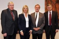 Die Bayerische Verbraucherschutzministerin Ulrike Scharf mit den Mitgliedern des Expertenrats Lebensmittelsicherheit (v.l.n.r.): Dr. Christian Grugel, Prof. Dr. Siegfried Scherer, Prof. Dr. Markus Möstl. Auf dem Bild fehlt Prof. Dr. Franz-Theo Gottwald.