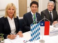 Umweltministerin Scharf unterzeichnet Abkommen zum Umweltschutz mit der Republik Chile.