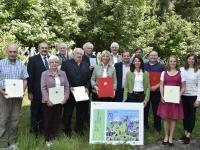 Umweltministerin Ulrike Scharf und die Parlamentarische Staatssekretärin im Bundesumweltministerium, Rita Schwarzelühr-Sutter überreichten verdienten Umweltschützern in Lenggries ein Album der Sondermarke "Die Alpen - Vielfalt in Europa".