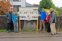 Zur Realisierung der Infotafel arbeiten ANL, Biosphärenregion BGL und Rottmayr Gymnasium Laufen Hand-in-Hand: Peter Loreth, Elisabeth Brandstetter, Hans Bresina, Ute Künkele, Wolfram Adelmann (v.l.n.r) (Foto: Turoczi, ELENA)