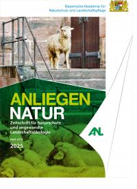 Titelbild Anliegen Natur 47(1): Das Titelbild zeigt eine große Schafherde, die durch ein altes Tor in einer Stadtmauer zieht. Auf einem Treppenabsatz an der Mauer, rechts des Tores, steht ein einzelnes Schaf und überblickt die Herde.