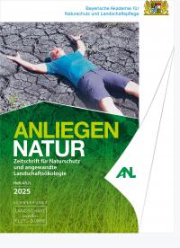 Das Titelbild zeigt einen Mann, der auf einem ausgetrockneten und rissigen Moorboden liegt (Foto: Sebastian Rudischer).