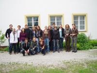 Fünfzehn Studentinnen und Studenten der Technischen Universität München bei einem einwöchigen Kurs an der Bayerischen Akademie für Naturschutz und Landschaftspflege in Laufen.