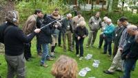 Sybille Wölfl (Netzwerk Große Beutegreifer) erklärt Spuren und Gang des Bären