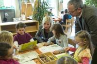 Frau Staatsministerin Scharf ging am 27.03.2015, begleitet von den Kindern des Kindergartens St. Nikolaus in Oberding, mit dem gerade erschienenen Entdeckerbuch auf Entdeckungsreise durch die biologische Vielfalt Bayerns (Foto: Hermann Netz, ANL).