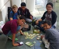 Kinder spielen ECOGON auf Flurboden bei IUCN Kongress, Foto Katalin Czippan, ANL