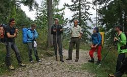 Unterwegs im Nationalpark Berchtesgaden: Diesmal begleitete Lothar Mies (3.v.r.) seinen Kollegen Sepp Egger (4.v.r.) bei Führungen durchs Gelände. (Foto: Nationalpark Berchtesgaden)