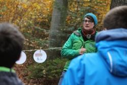 Münchner Studenten und Grafenauer Gymnasiasten beschäftigten sich jüngst im Nationalpark bei einem Seminar über Bildung für nachhaltige Entwicklung mit Ressourcen wie Holz. (Foto: Gregor Wolf/Nationalpark Bayerischer Wald)