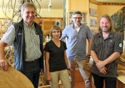 Gemeinsame Freude über den Start für die Waldwerkstatt: Nationalparkleiter Franz Leibl, Martina Kučerová (Leiterin der Umweltbildungs- und Informationszentren des Nationalparks Šumava), Christian Binder (Leiter des Hans-Eisenmann-Hauses) und Nationalparkleiter Pavel Hubený. (Foto: Gregor Wolf/Nationalpark Bayerischer Wald)