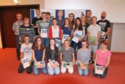 Nach der spannenden Ergebnispräsentation im Hans-Eisenmann-Haus stellten sich die Schüler mit ihren Betreuern zum Erinnerungsfoto auf. (Foto: Gregor Wolf/Nationalpark Bayerischer Wald)