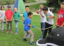 Spielerisch natürliche Zusammenhänge begreifen stand für die chinesischen Gäste bei Aktivitäten am Jugendwaldheim im Vordergrund – zusammen mit Schülern aus Niederbayern. (Foto: Nationalpark Bayerischer Wald)
