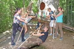 Die junge Truppe des Umweltbildungsteams schmeißt bringt sich fürs Foto schon mal in Kampfpose gegen den Spechte des Nationalparks in Stellung. Beim Spechtfest auf dem Spiegelauer Waldspielgelände können am 20. August dann alle Spielbegeisterten gegen die tierischen Bewohner antreten. (Foto: Gregor Wolf/Nationalpark Bayerischer Wald)