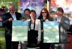 Freuten sich über die Auszeichnung zum Transboundary Park: von links: Sachgebietsleiter Hans Kiener und Nationalparkleiter Karl Friedrich Sinner vom Nationalpark Bayerischer Wald, die Präsidentin der Federation EUROPARC Erika Stanciu, die stellvertretende Nationalparkleiterin Zdenka Křenova und Michal Valenta vom Nationalpark Sumava.
Foto: K. Björk