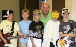 Kindermusical: v.l. Pascal Fechter, Lukas Grodinger, Maximilian Süss, Christan Balboo Bojko, Julia Bartosch und Marco Eder.
