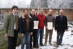 Forstdirektor Karl Barthmann (links) und Personalratsvorsitzender Bruno Schwarz (rechts) bei der Ehrung von Forstwirten anlässlich der Herbstpersonalversammlung.
Foto: Alice Altenender