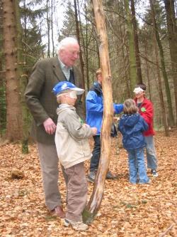 Eine tolle Idee: Mit dem Opa den Geburtstag im Waldspielgelände zu feiern.
Foto: Archiv NPV