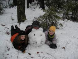 Zwei Kinder mit Schneefigur.
Foto: Archiv NPV