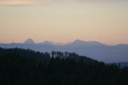 Zwischen dem markanten Doppelgipfel des Watzmanns (2713 m) und dem Hochkalter (2608 m) ragten das Große Wiesbachhorn (3564 m) und der Großglockner (3798 m) empor.
Foto: Rainer Pöhlmann