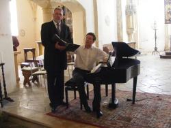 Szenenfoto von Tenor Helmut Wengler und Prof. Dr. Norbert Heinel am Flügel