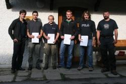 Der stellvertretende Nationalparkleiter, Forstdirektor Karl Barthmann, überreichte den frischgebackenen Tierpflegern Michael Pfister sowie den Forstwirte n Martin Heberlein und Michael Pscheidl im Beisein von Forstwirtschaftsmeister Martin Plechinger (v.l.) ihre zunächst befristeten Arbeitsverträge